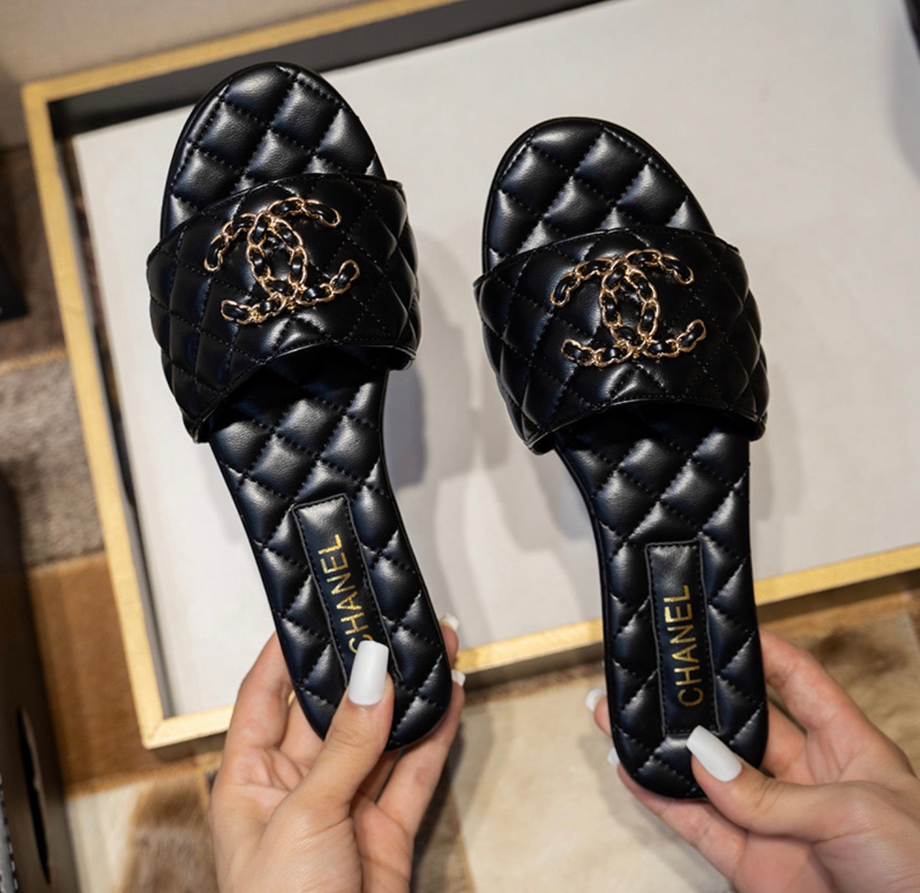Sandales :CHANEL